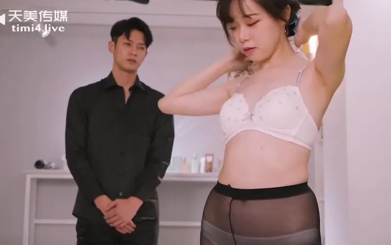 Em mặc bộ đồ công sở chuẩn bị đi làm mà vẫn còn thèm nên tranh thủ bú cu